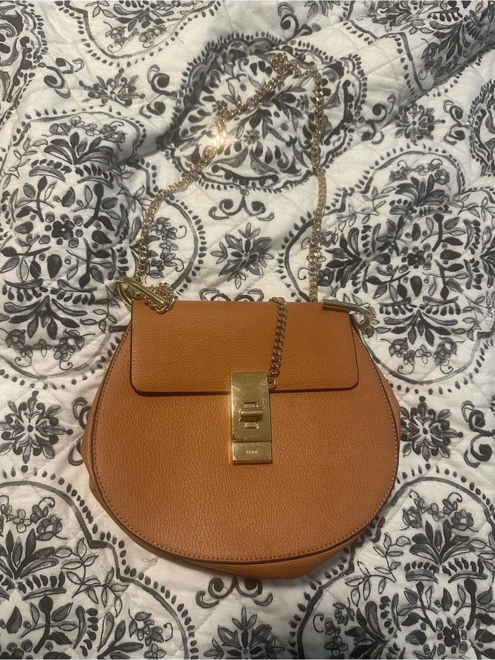 Chic Crossbody Bag in camel with Gold Chain